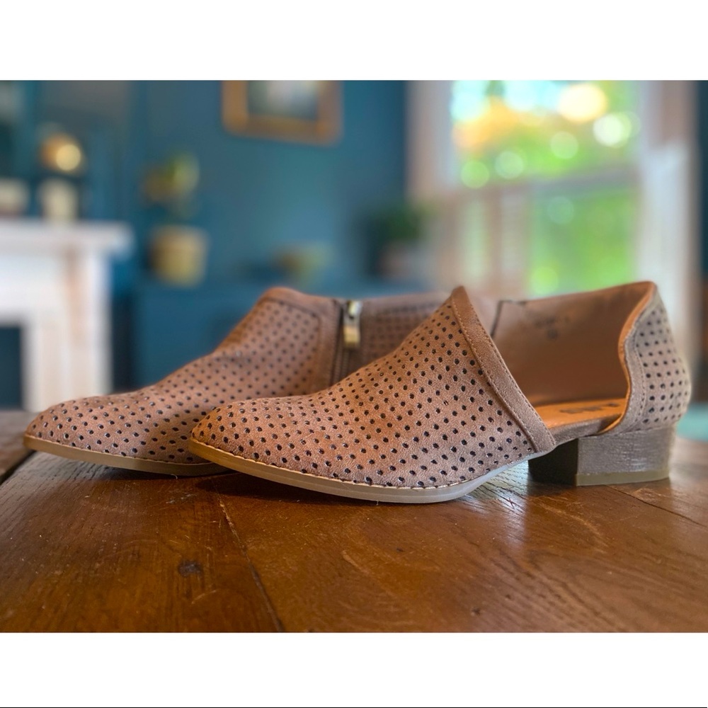 AMS perforated booty Glory. Size 5 1/2. Never worn. Box not included.